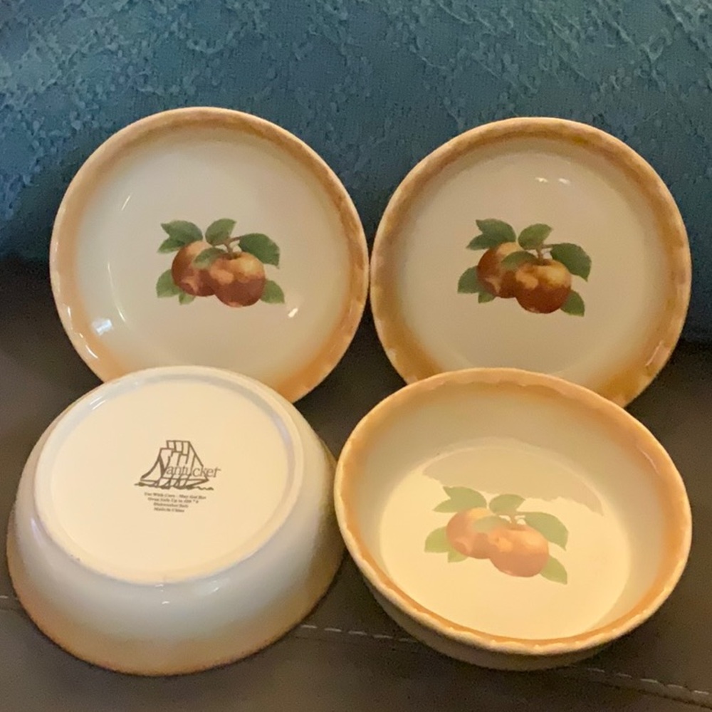NWOT Set of 4 Mini Individual Pie Plates with Apple  Design Bowls